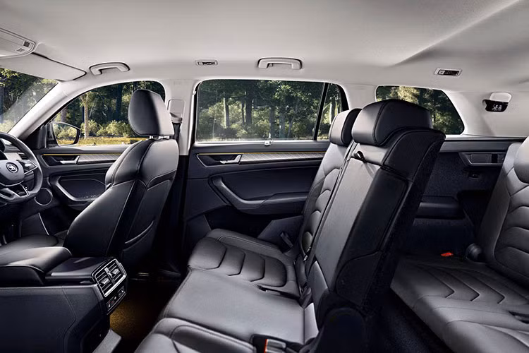 Tại thị trường Châu Âu, chiếc SUV này được trang bị 3 mã động cơ (1 xăng, 2 dầu). Trên các phiên bản cao cấp có thể trang bị đèn LED ma trận thông minh. Về nội thất, bên trong cabin có nhiều điểm tương đồng giống với một số dòng xe của thương hiệu Volkswagen có phần hơi đơn điệu, nhạt nhòa, thiếu đi nét mềm mại tinh tế mà các khách hàng Châu Á thường ưu tiên điều này.