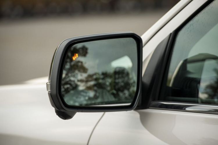 Phiên bản Titanium 4x2 nâng cấp sử dụng động cơ diesel 2.0L turbo và hộp số tự động 6 cấp. Động cơ này đem lại công suất tối đa 170PS ở 3500 vòng/phút, và mô men xoắn cực đại 405Nm ở dải vòng tua 1750 – 2500 vòng/phút. Đây là sự kết hợp hoàn hảo giúp khách hàng có được khả năng vận hành tốt đồng thời tiết kiệm chi nhiên liệu và chi phí sở hữu.