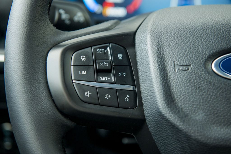 Nhìn từ hai bên, các đường gân dập nổi chạy dọc thân xe, chiều rộng cơ sở lớn hơn giúp các vòm bánh xe được mở rộng, tạo sự cơ bắp cho thiết kế tổng thể. Sở hữu vẻ ngoài mạnh mẽ, linh hoạt nhưng Everest Thế Hệ Mới có không gian nội thất sang trọng, tinh xảo và đa dụng.