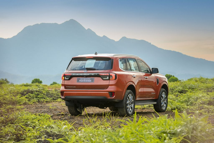 Khách hàng có thể đặt dịch vụ với Đại lý Ford ưa thích bằng cách sử dụng giải pháp trực tuyến trên trang website Ford. Những chiếc Everest Titanium 4x2 mới sẽ được giao tới tay khách hàng từ tháng 01/2023, mức giá xe Ford Everest Titanium 4x2 2023 đã bao gồm VAT là 1.286.000.000 đồng. Các lựa chọn ngoại thất màu Trắng Tuyết hoặc Cam Đỏ và lựa chọn nội thất màu Nâu Hạt Dẻ sẽ tăng thêm 7.000.000 đồng.