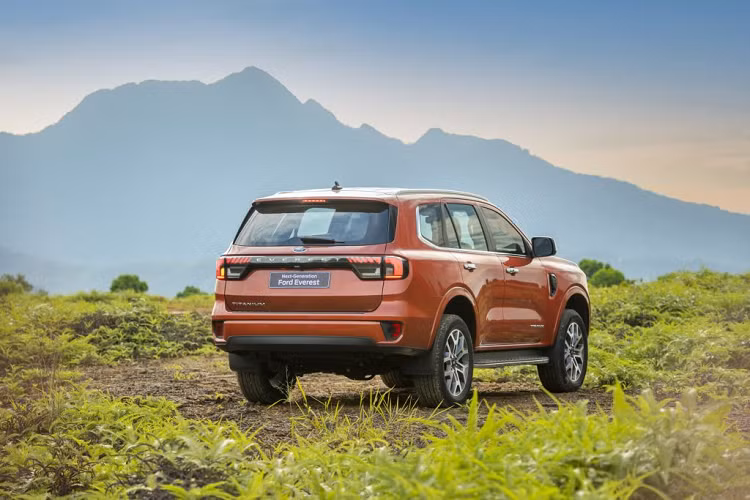 Khách hàng có thể đặt dịch vụ với Đại lý Ford ưa thích bằng cách sử dụng giải pháp trực tuyến trên trang website Ford. Những chiếc Everest Titanium 4x2 mới sẽ được giao tới tay khách hàng từ tháng 01/2023, mức giá xe Ford Everest Titanium 4x2 2023 đã bao gồm VAT là 1.286.000.000 đồng. Các lựa chọn ngoại thất màu Trắng Tuyết hoặc Cam Đỏ và lựa chọn nội thất màu Nâu Hạt Dẻ sẽ tăng thêm 7.000.000 đồng.