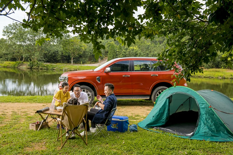 Các công nghệ và tính năng an toàn dẫn đầu phân khúc sẽ giúp mọi hành trình của bạn đều trở nên tiện nghi và dễ dàng. Điểm nhấn công nghệ được trang bị trên phiên bản Titanium 4x2 mới là gói tính năng hỗ trợ người lái, bao gồm một loạt các tính năng an toàn và hỗ trợ toàn diện giúp chủ sở hữu Everest tự tin hơn khi cầm vô lăng.