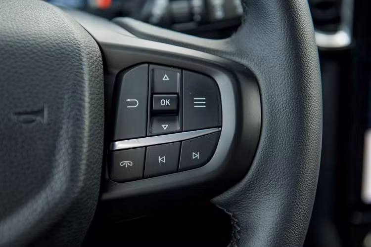 Chiều dài cơ sở và chiều rộng cơ sở của Everest được gia tăng giúp các nhà thiết kế có thể tạo ra ngoại hình mạnh mẽ cơ bắp cho Everest Thế Hệ Mới. ADN thiết kế toàn cầu của Ford cũng được thể hiện rõ thông qua hệ thống đèn LED hình chữ C và thanh lưới tản nhiệt to bản chạy ngang suốt chiều rộng của xe, tạo nên vẻ chắc chắn và nam tính.