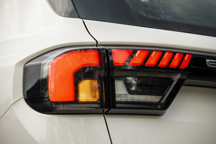 Ông Ruchik Shah, Tổng Giám đốc Ford Việt Nam chia sẻ: “Mục tiêu của Ford là mang đến cho khách hàng một phương tiện vận hành linh hoạt, tiện nghi, an toàn trong nhiều điều kiện lái khác nhau. Bằng cách bổ sung hàng loạt tính năng cho phiên bản Titanium 4x2 được yêu thích, khách hàng có thể tự tin khi lái xe..."