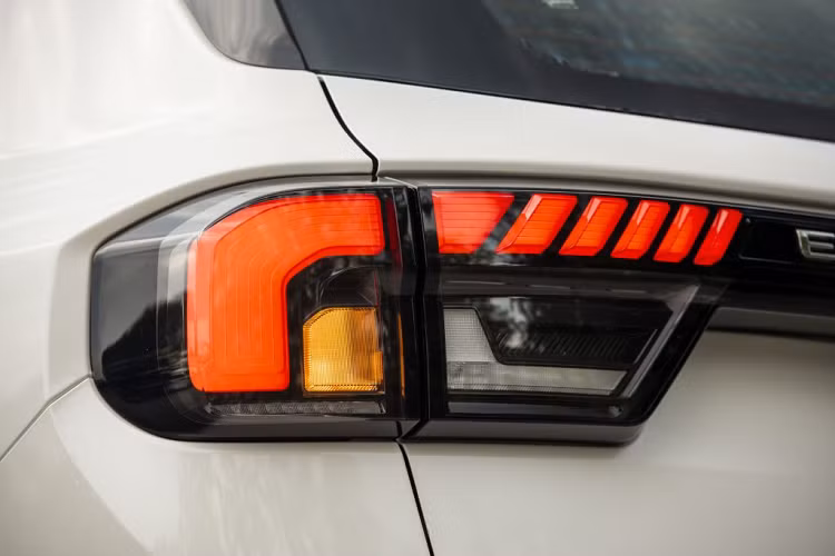 Ông Ruchik Shah, Tổng Giám đốc Ford Việt Nam chia sẻ: “Mục tiêu của Ford là mang đến cho khách hàng một phương tiện vận hành linh hoạt, tiện nghi, an toàn trong nhiều điều kiện lái khác nhau. Bằng cách bổ sung hàng loạt tính năng cho phiên bản Titanium 4x2 được yêu thích, khách hàng có thể tự tin khi lái xe..."