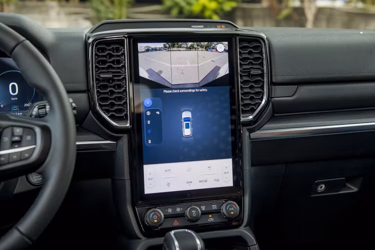 Minh chứng cho cam kết trên là các dịch vụ tiện ích như: Giao và nhận xe tận nơi, Hỗ trợ cho mượn xe khi thực hiện dịch vụ, Bảo dưỡng nhanh và Bảo dưỡng lưu động, Chuyên gia tư vấn sản phẩm chuyên trách, và một ứng dụng quan trọng là FordPass được kết nối với chiếc xe của bạn 24/7 giúp việc chăm sóc và sở hữu xe thuận tiện hơn nhiều.