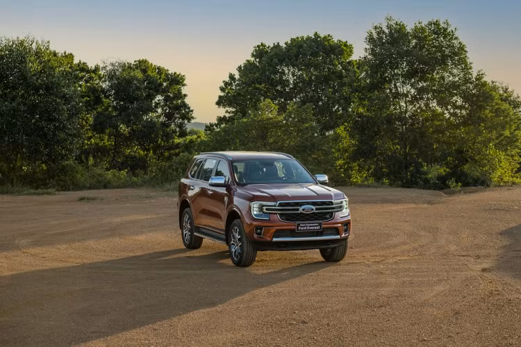 Everest Thế Hệ Mới hiện đang chiếm được gần 50% thị phần phân khúc. Phiên bản Ford Everest Titanium 4x2 2023 mới được nâng cấp là sự kết hợp hài hoà giữa thiết kế sang trọng, đầy đủ tiện nghi và khả năng vận hành ưu việt đem tới sự phấn khích cho khách hàng trong những chuyến phiêu lưu.