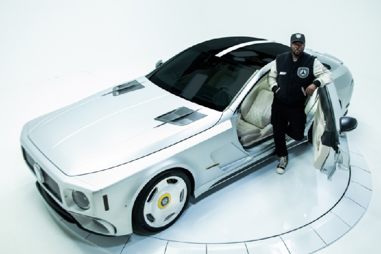 Đối với nội thất, khoang cabin của Mercedes-AMG The Flip đặc biệt này được hoàn thiện giống như phiên bản cao cấp có trên các dòng S-Class, bao gồm bọc da êm ái và cặp màn hình cỡ lớn tích hợp các tính năng hiện đại nhất.