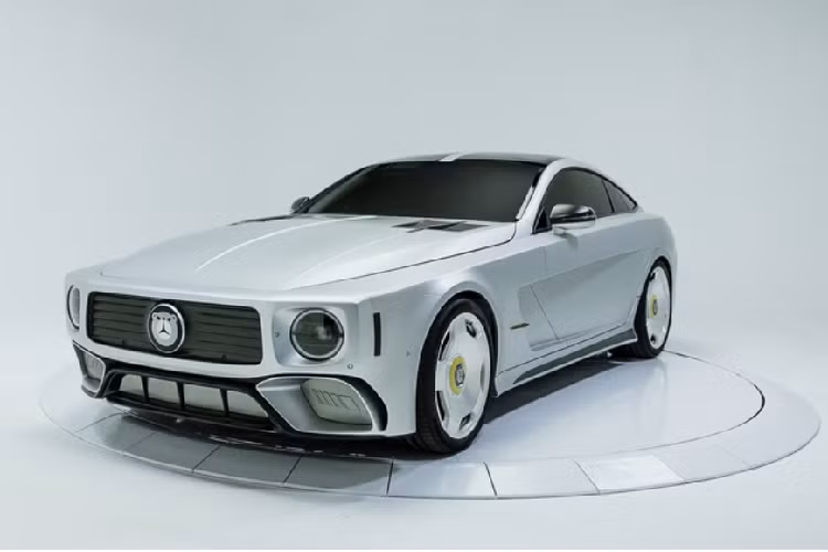  Mercedes-AMG The Flip mới được thiết kế dựa trên nền tảng mẫu Mercedes-AMG GT 4-Door, kết hợp với phần đầu xe của G-Class, tạo nên một cái nhìn vô cùng lạ mắt và thú vị. Tất nhiên các chi tiết như lưới tản nhiệt, hốc gió, cản trước...đều đã được làm gọn lại để phù hợp hơn với kiểu dáng coupe.