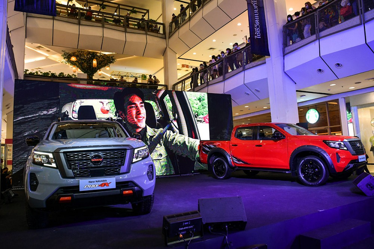 Vào hồi tháng 11/2020, hãng Nissan đã chính thức giới thiệu phiên bản nâng cấp giữa vòng đời của dòng xe bán tải Navara ở thị trường Thái Lan. Sau hơn 1 năm, Nissan Navara 2022 mới tiếp tục ra mắt thị trường này với một số thay đổi đáng kể.