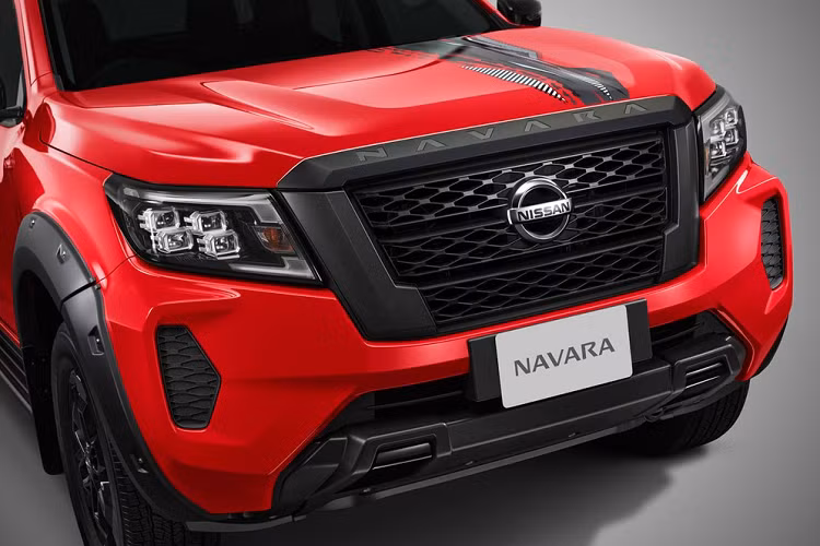 Bước vào bên trong Nissan Navara 2022 phiên bản Black Edition, người lái sẽ thấy khoang nội thất "tông xuyệt tông" với ngoại thất. Tương tự ngoại thất, nội thất cũng có những chi tiết màu đen như cửa gió điều hòa, tay nắm cửa, hộc đựng cốc, bệ cần số, bệ tì tay trên cửa và ốp mặt cửa.