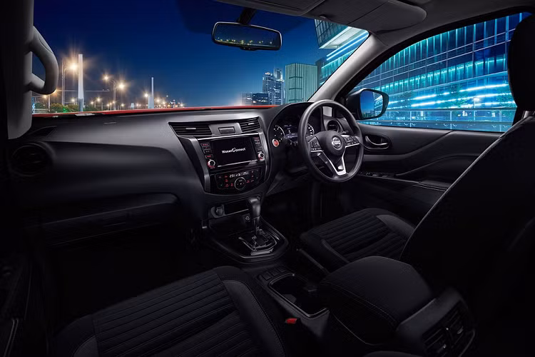 Đáng tiếc là động cơ của Nissan Navara 2022 tại thị trường Thái Lan không có gì thay đổi. Xe vẫn dùng động cơ diesel 4 xi-lanh, DOHC, dung tích 2.3L với 2 phiên bản khác nhau. Đầu tiên là phiên bản tăng áp đơn, sản sinh công suất tối đa 163 mã lực tại tua máy 3.750 vòng/phút và mô-men xoắn cực đại 403 Nm tại tua máy từ 1.500 - 2.500 vòng/phút. Phiên bản này kết hợp cùng hộp số sàn 6 cấp.