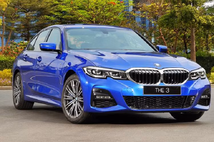 Cũng theo một số nguồn tin, mức giá dự kiến của BMW 320i Sport Line bản lắp ráp còn thấp hơn cả Toyota Camry (cao nhất 1,441 tỷ đồng). Dự đoán tất cả các phiên bản BMW 3-Series lắp ráp tại Việt Nam nhiều khả năng sẽ không có thay đổi gì về trang bị so với xe nhập khẩu.