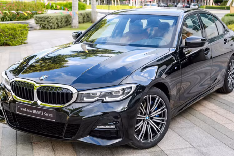 Cụ thể trên bản BMW 330i M Sport cao cấp nhất, xe được trang bị gói M Sport bao gồm cản trước/sau thể thao hơn bản Sport Line, ngoài ra còn có mâm hợp kim 18 inch và phanh M hiệu suất cao.