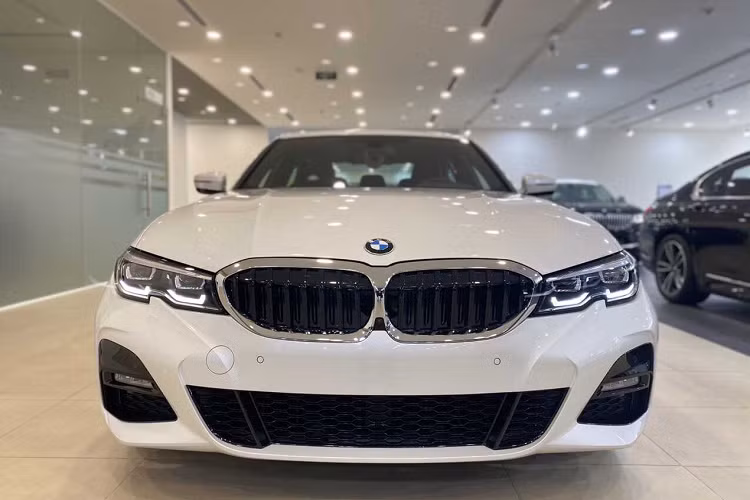 Bên cạnh đó, ngoại thất của BMW 3-Series còn có trang bị gây ấn tượng như lưới tản nhiệt tự động đóng/mở gia tăng khả năng làm mát động cơ, hệ thống đèn full LED trong đó cụm đèn trước được trang bị đèn LED thích ứng (Adaptive LED).