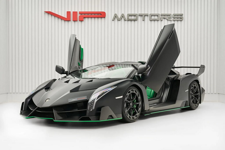 Từ năm 2013 đến 2014, thương hiệu Lamborghini đã sản xuất tổng cộng bốn chiếc Veneno coupe (ba trong số đó dành cho khách hàng) cộng với 9 chiếc roadster. Lamborghini Veneno là một chiếc siêu xe đặc biệt được phát triển trên khung gầm Aventador nhằm kỷ niệm 50 năm ngày thành lập của Lamborghini.