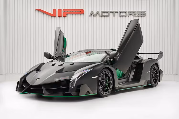 Từ năm 2013 đến 2014, thương hiệu Lamborghini đã sản xuất tổng cộng bốn chiếc Veneno coupe (ba trong số đó dành cho khách hàng) cộng với 9 chiếc roadster. Lamborghini Veneno là một chiếc siêu xe đặc biệt được phát triển trên khung gầm Aventador nhằm kỷ niệm 50 năm ngày thành lập của Lamborghini.
