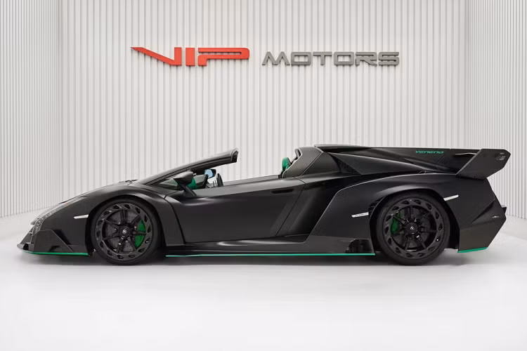 Xe sở hữu thiết kế khá mới lạ khi đó khi đầu xe được chia thành ba hốc gió lớn cùng những cánh gió nhỏ phụ trợ.