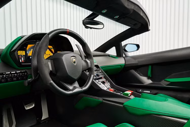 Chiếc Lamborghini Veneno đặc biệt này được James Edition được rao bán bởi đại lý Dubai VIP Motors đặt tại Các Tiểu vương quốc Ả Rập Thống nhất.