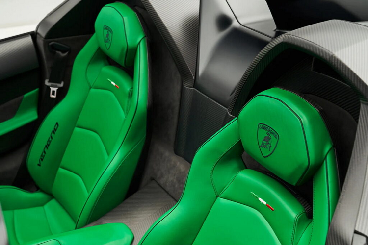 Tháng 3 năm ngoái, chiếc siêu xe này đã được quay phim trong khuôn viên đại lý cùng với một chiếc xe Veneno khác đang được bán rất hiếm.