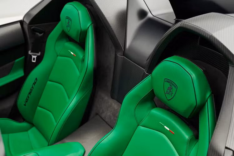 Tháng 3 năm ngoái, chiếc siêu xe này đã được quay phim trong khuôn viên đại lý cùng với một chiếc xe Veneno khác đang được bán rất hiếm.