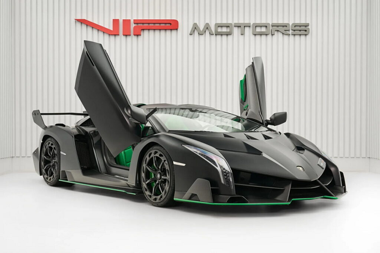 Chiếc Lamborghini Veneno Roadster siêu hiếm màu đen và xanh lá cây trong hình hiện đang được rao bán ở Dubai với giá 8.994.824 Euro (9.551.558 Đô - khoảng 225 tỷ đồng), sau khi đã đi được 3.500 km.