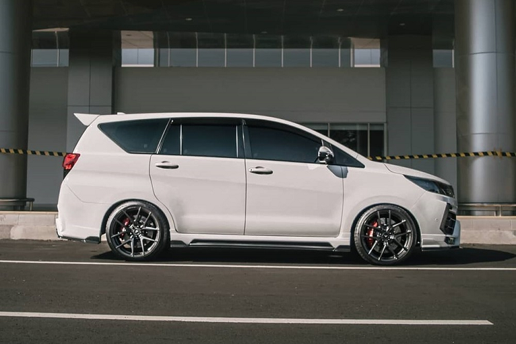 Nằm bên dưới nắp ca-pô của chiếc Toyota Innova độ vẫn là động cơ nguyên bản. Tuy nhiên, anh Agus đã bổ sung một số trang bị mới cho khoang động cơ như trục khuỷu hay lọc gió. Theo anh Agus, thời gian hoàn thành chiếc Toyota Innova nhái Lamborghini Urus mất 7 tháng và tốn khá nhiều chi phí. Đáng tiếc là anh Agus chưa công bố chi phí độ chiếc xe này.