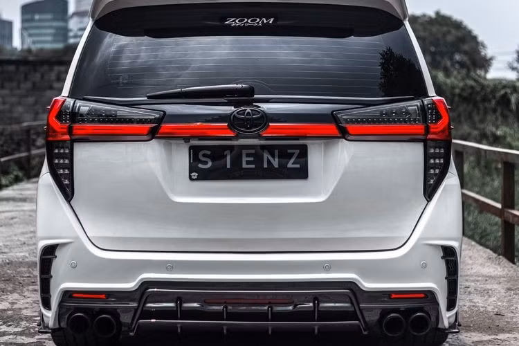 Không chỉ ngoại thất mà ngay cả nội thất của chiếc Toyota Innova cũng được anh Agus cải tiến. Theo đó, xe được trang bị ghế TRD và bảng đồng hồ mới. Vô lăng và cần số đều được bọc lại bằng chất liệu da mới. Trong khi đó, trần xe và các cột được bọc bằng chất liệu Alcantara theo phong cách xe thể thao.