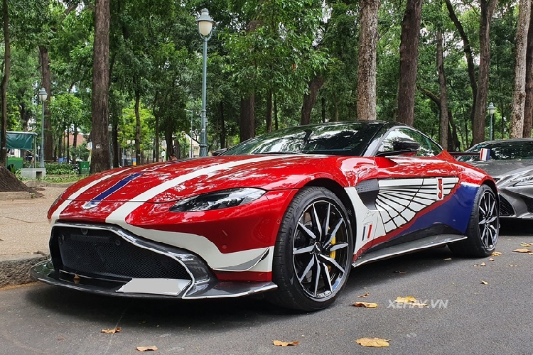 Không chỉ sở hữu bộ cánh kết hợp thêm nhiều chi tiết màu trắng và xanh dương độc đáo - tông màu của logo công ty nhựa Long Thành, chiếc Aston Martin V8 Vantage của Minh Nhựa còn gây ấn tượng vì có gói bodykit Racing lấy cảm hứng từ đội đua Aston Martin Racing.