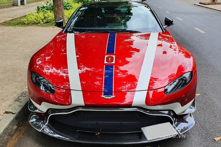 Cụ thể, chiếc siêu xe Aston Martin V8 Vantage được bổ sung nhiều chi tiết sợi carbon như cản trước / sau và cánh gió mới cố định phía sau. Tổng thể của xe toát lên vẻ thể thao và sắc sảo.