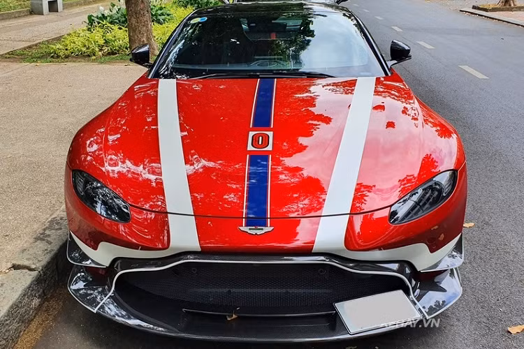 Cụ thể, chiếc siêu xe Aston Martin V8 Vantage được bổ sung nhiều chi tiết sợi carbon như cản trước / sau và cánh gió mới cố định phía sau. Tổng thể của xe toát lên vẻ thể thao và sắc sảo.