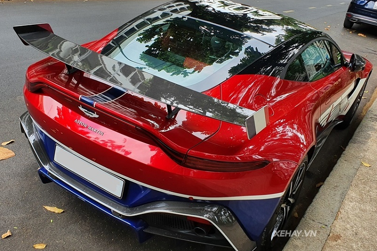 Đặc biệt với phần đầu và đuôi không quá dài hai bên hông cơ bắp và vòm bánh rộng chiếc Vantage mới trông không hề ngắn và luôn nổi bật trong mỗi lần xuất hiện. Xe sở hữu bộ mâm cánh quạt 10 chấu hợp kim 20 inch.