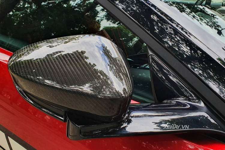 Bên trong khoang cabin, xe được phủ lên 2 tông màu là đen Dark Knight và đỏ Spicy Red cũng ấn tượng không kém. Các trang bị tiêu chuẩn bên trong xe bao gồm:Nút Start/Stop, hệ thống hiển thị áp suất lốp, điều hòa không khí 2 vùng, hỗ trợ đỗ xe với các cảm biến ở xung quanh xe, hệ thống thông tin giải trí COMAND Online của Mercedes-Benz với màn hình trung tâm LCD 8 inch và hệ thống âm thanh của Aston Martin...