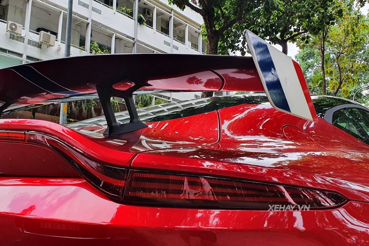 Ngoài ra, theo tiêu chuẩn, Vantage mới còn được trang bị bộ ghế ngồi thể thao bọc da Alcantara cao cấp đi kèm với một số vật liệu tạo điểm nhấn bên trong cabin như các chi tiết bạc satin hoặc màu đen bóng