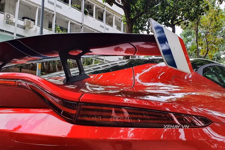 Ngoài ra, theo tiêu chuẩn, Vantage mới còn được trang bị bộ ghế ngồi thể thao bọc da Alcantara cao cấp đi kèm với một số vật liệu tạo điểm nhấn bên trong cabin như các chi tiết bạc satin hoặc màu đen bóng