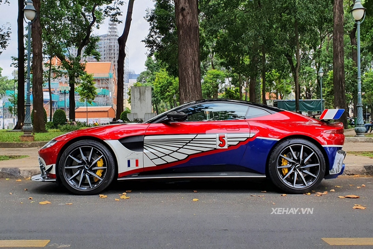 Siêu xe này có thể tăng tốc từ 0 - 100 km/h chỉ trong 3,6 giây trước khi cán mốc 314 km/h. Đi kèm với đó là trang bị hộp số tự động 8 cấp của ZF. Giá xe Aston Martin V8 Vantage tại Việt Nam gần 15 tỷ đồng và ngoài xe chiếc xe của Minh Nhựa còn có 1 chiếc khác xuất hiện tại dải đất hình chữ S đang nằm trong garage xe của Hoàng Kim Khánh.