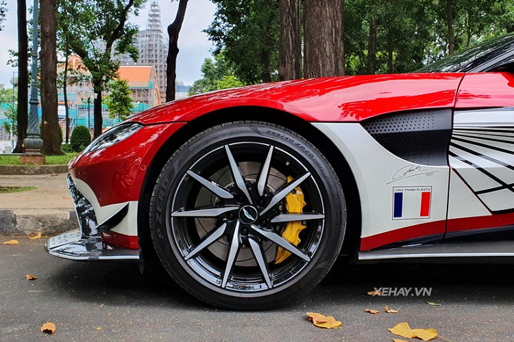 "Trái tim" của siêu phẩm Aston Martin V8 Vantage là khối động cơ V8 4.0l tăng áp kép do Mercedes-AMG chế tạo, sản sinh công suất tối đa 510 mã lực và 685 Nm mô-men xoắn.