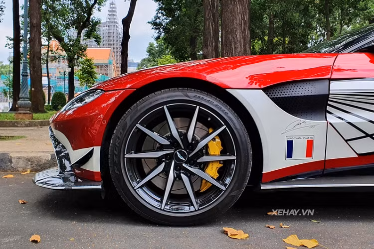 "Trái tim" của siêu phẩm Aston Martin V8 Vantage là khối động cơ V8 4.0l tăng áp kép do Mercedes-AMG chế tạo, sản sinh công suất tối đa 510 mã lực và 685 Nm mô-men xoắn.