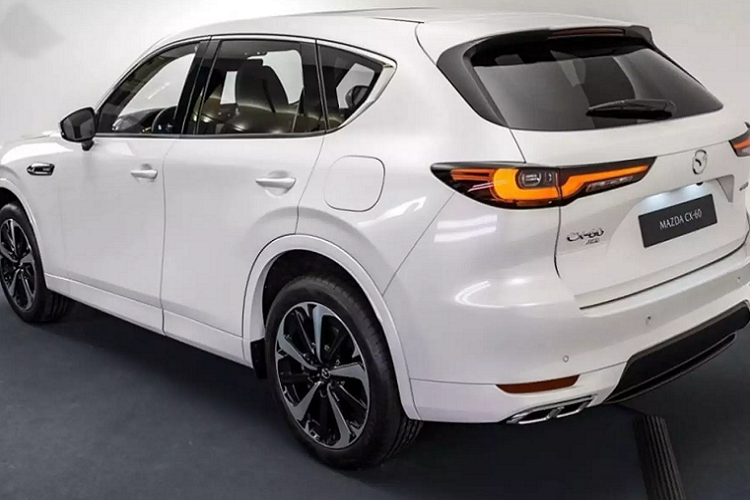 Đáng chú ý, mẫu xe CUV Mazda CX-60 2023 sử dụng nền tảng hệ dẫn động cầu sau (RWD), bên cạnh hệ dẫn động bốn bánh toàn thời gian. Về động cơ, mẫu CUV mới của Mazda sẽ có nhiều loại động cơ khác nhau, bao gồm 4cyl và 6cyl plug-in hybrid sử dụng kết hợp với hệ truyền động mild hybrid 48V (PHEV) và có cả phiên bản lắp động cơ dầu.