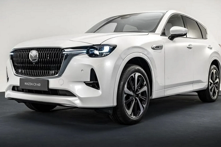  Mazda CX-60 2023 mới đây đã bị rò rỉ hình ảnh trước ngày ra mắt. Mazda CX-60 2023 sở hữu thiết kế khá tương đồng so với “người anh em” CX-5, tuy nhiên CX-60 mang kích thước rộng rãi hơn. Phần đầu xe sở hữu cụm đèn LED thiết kế to, tích hợp dải đèn LED ban ngày sắc sảo. Xe mang nhiều chi tiết mạ crôm cao cấp.