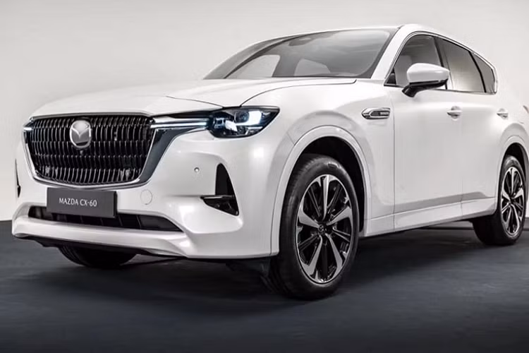  Mazda CX-60 2023 mới đây đã bị rò rỉ hình ảnh trước ngày ra mắt. Mazda CX-60 2023 sở hữu thiết kế khá tương đồng so với “người anh em” CX-5, tuy nhiên CX-60 mang kích thước rộng rãi hơn. Phần đầu xe sở hữu cụm đèn LED thiết kế to, tích hợp dải đèn LED ban ngày sắc sảo. Xe mang nhiều chi tiết mạ crôm cao cấp.