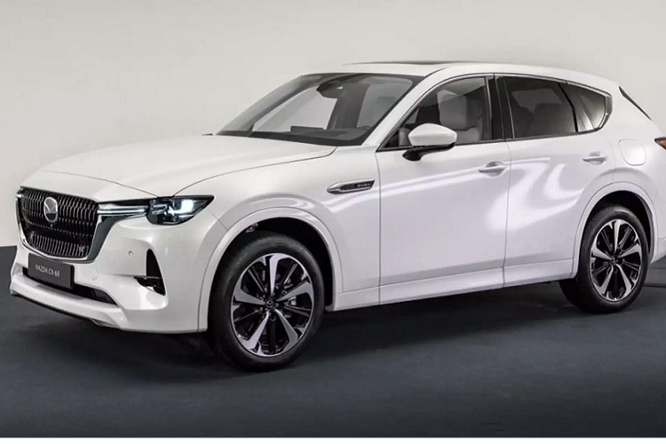 Nội thất Mazda CX-60 2023 sử dụng bảng điều khiển có cách bố trí tương tự như CX-5, nhưng nội thất của CX-60 hiện đại hơn với đồng hồ kỹ thuật số cỡ lớn hoàn toàn mới.