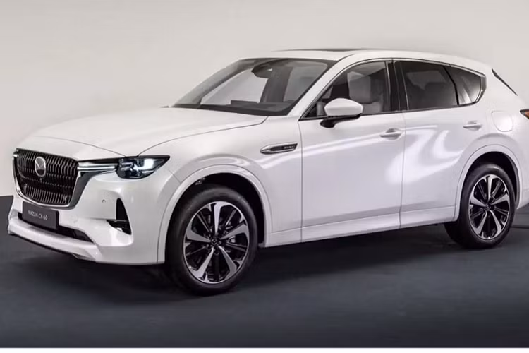 Nội thất Mazda CX-60 2023 sử dụng bảng điều khiển có cách bố trí tương tự như CX-5, nhưng nội thất của CX-60 hiện đại hơn với đồng hồ kỹ thuật số cỡ lớn hoàn toàn mới.