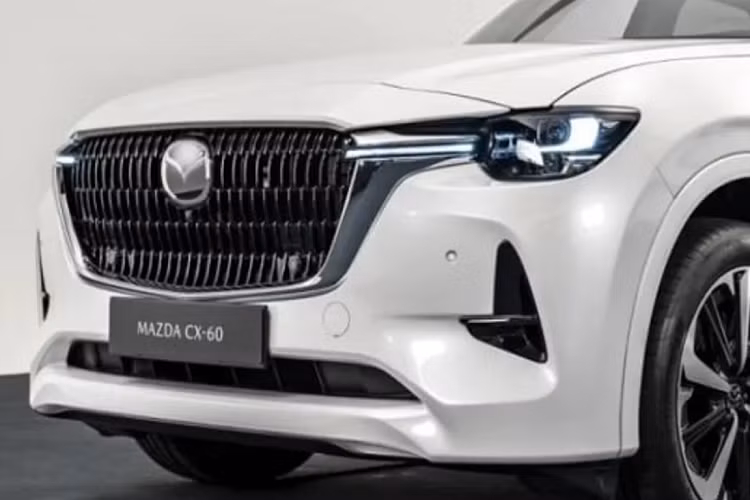 Màn hình giải trí trung tâm kích thước lớn đặt nổi trên bảng điều khiển, nội thất xe sử dụng nhiều vật liệu cao cấp như da Nappa và gỗ, đi cùng với vải theo triết lý thiết kế Kaichô của Nhật Bản.