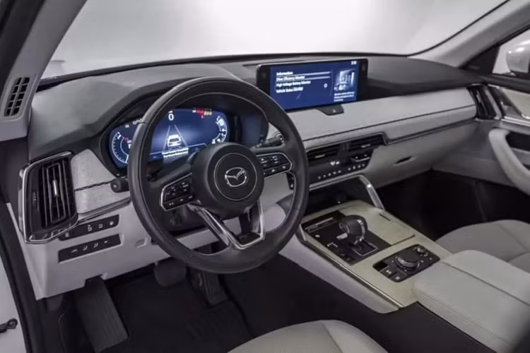 Được biết, phiên bản CX-60 PHEV sử dụng động cơ xăng 4cyl dung tích 2.5L kết hợp với một mô-tơ điện cho tổng công suất khoảng 223kW