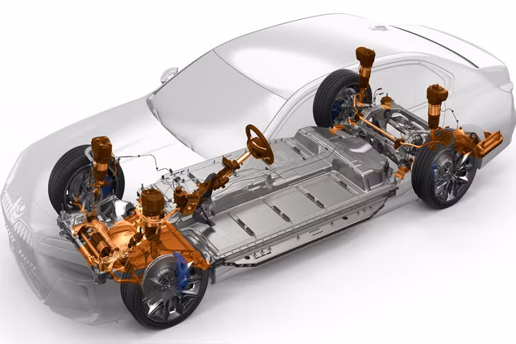 Còn theo như thông tin hãng xe sang xứ Bavaria đã công bố, những lô BMW i7 2023 chạy điện đầu tiên sẽ chưa có bản M70 xDrive mà chỉ là phiên bản xDrive60, sở hữu bộ pin lithium-ion dung lượng 101,7 kWh và có khả năng di chuyển tối đa lên tới 625 km trong mỗi lần sạc đầy.