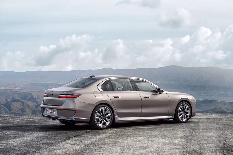 Theo nhiều đồn đoán, những chiếc EQS dành cho xứ dầu cọ sẽ không bao gồm phiên bản AMG. Thay vào đó, sẽ chỉ có phiên bản EQS 580 4Matic sở hữu bộ pin 107,8 kWh với sức mạnh 516 mã lực và mô-men xoắn cực đại 855 Nm.