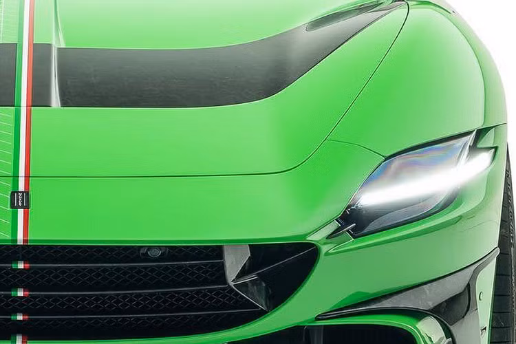 Về nội thất, chiếc xe độ được bọc với da tông màu xanh lá cây và trắng, logo Ferrari ở vô lăng được thay thế bằng logo của hãng độ Mansory, phần bậc cửa nguyên bản của xe đã được đính tấm ốp được làm bằng vật liệu carbon. Hãng độ cũng trang bị thêm cho xe bộ thảm sàn độ với logo Mansory màu đỏ ăn nhập với những chi tiết còn lại trong nội thất.