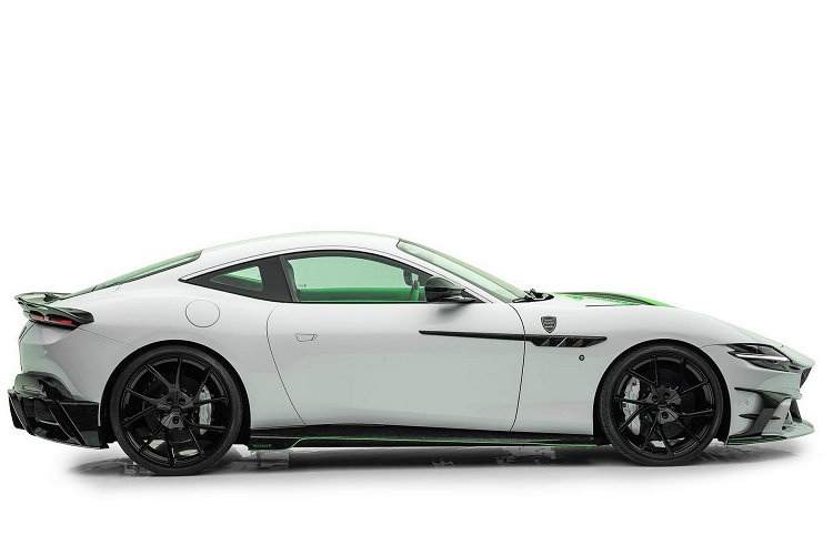 Hai bên thân xe đã được thay thế bộ líp hông nguyên bản thành bộ líp có kích thước lớn hơn, hai đầu líp ốp được vuốt cong đem tới hiệu quả khí động học ấn tượng hơn. Hai bên trên cửa xe cùng vè trước cũng được ốp chi tiết hốc gió giả tạo điểm nhấn, giảm bớt sự đơn điệu cho thân xe.