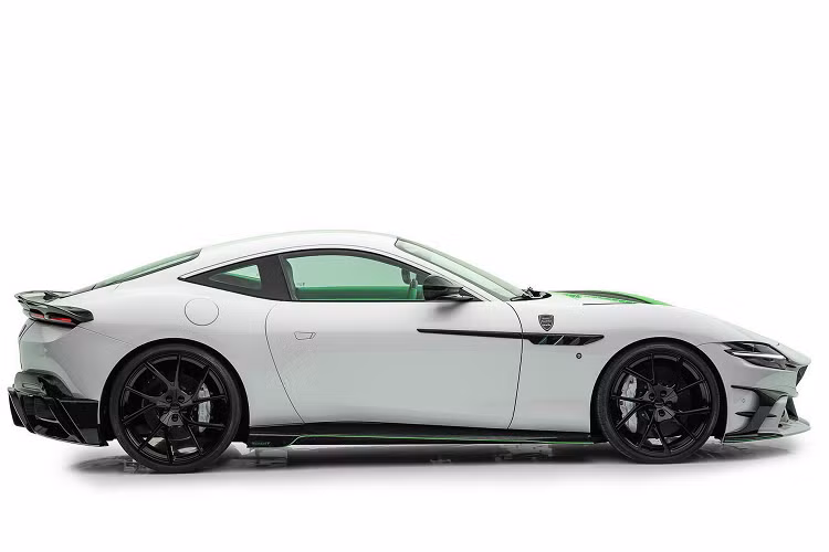 Hai bên thân xe đã được thay thế bộ líp hông nguyên bản thành bộ líp có kích thước lớn hơn, hai đầu líp ốp được vuốt cong đem tới hiệu quả khí động học ấn tượng hơn. Hai bên trên cửa xe cùng vè trước cũng được ốp chi tiết hốc gió giả tạo điểm nhấn, giảm bớt sự đơn điệu cho thân xe.